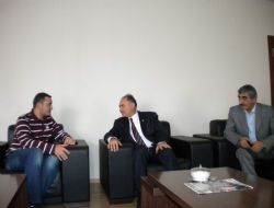 Yılmaz Erzurumluyu dinliyor
